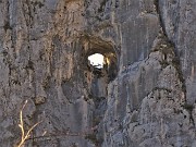 77 Il foro nella roccia